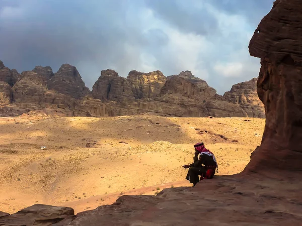 Petra, Jordan: Kayalar çerçevede bir ulusal giysileri içinde bir adam silüeti 