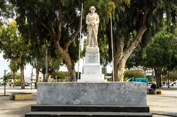 Heraklion, Yunanistan - Kasım, 2017: Bilinmeyen anıt sattı