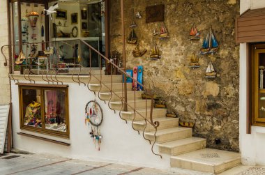 Heraklion, Yunanistan - Kasım, 2017: Hediyelik eşya dükkanı Kandiye, Crete Merkezi sokakta