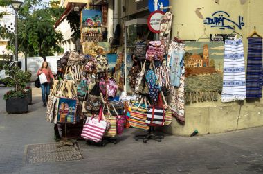 Heraklion, Yunanistan - Kasım, 2017: Hediyelik eşya dükkanı Kandiye, Crete Merkezi sokakta