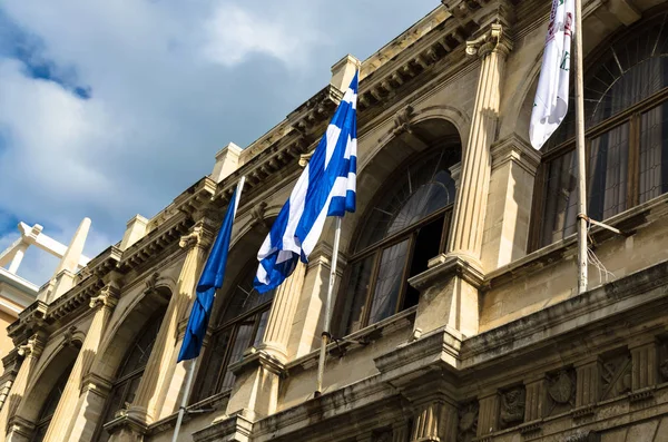 Hheraklion, Yunanistan - Kasım, 2017: Bayraklar, Kandiye Belediye Binası 