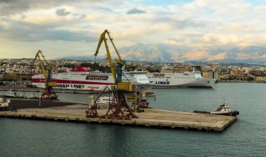 Girit, Yunanistan - 2 Kasım 2017: Kargo liman ve Kandiye şehir panoramik manzarasının