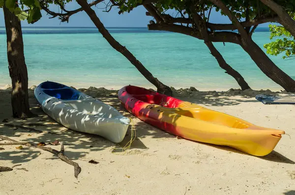 Две красочные лодки на белом песке тропического острова, Мальдивы, назначения праздников — стоковое фото