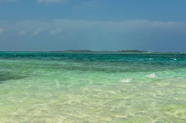 Красивый Индийский океан с кристально чистой водой и голубым небом, остров Мафуши, Мальдивы, Индийский океан . — стоковое фото