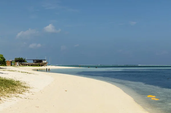 Maldív-szigetek November, 2017: Tropical beach Maafushi island, Maldív-szigetek, Indiai-óceán. Üdülés úticél — Stock Fotó