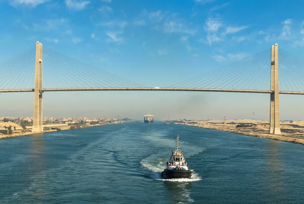 Suezkanaal, Egypte, 2017: Scheepsvoorraden konvooi Suezkanaal, passeren in de achtergrond - de Suez Canal-brug — Stockfoto