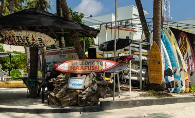 Maafushi Island, Maldivler Kasım, 2017: Pitoresk Maafush sörf Merkezi, Maafushi Adası, Maldivler, Hint Okyanusu