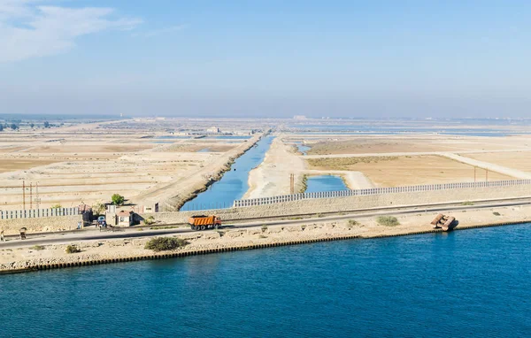 Süveyş Kanalı'nın Batı tarafındaki sanayi
