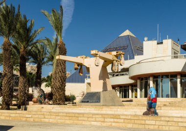 Eilat, İsrail - 7 Kasım 2017: Karine girişinde, Eilat, İsrail bulunan 2002 yılında İsrail Donanması tarafından yakalanan, mast silah üst kısmı ile 