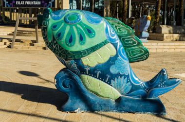 Eilat, İsrail - 7 Kasım 2017: parlak renklerde balık şeklinde pitoresk heykel Kent Müzesi yakın turkuaz yeşil tonlarda çiçek desenleri ile Eilat, İsrail boyalı 