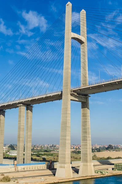 在苏伊士运河的桥梁底部的看法, 又称 al 萨拉姆桥, al 萨拉姆和平桥, 苏伊士运河, 埃及 — 图库照片