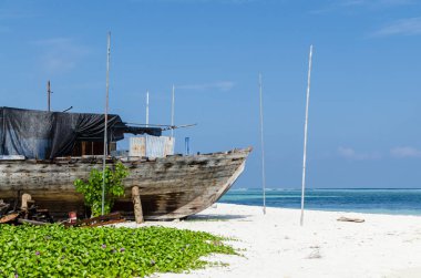 Eski ahşap renkli tekne tropik ada, Maafushi beach, Maldivler, Hint Okyanusu beyaz kum üzerinde
