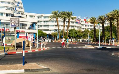 Eilat, İsrail 7 Kasım 2017: Bir yaya geçidi ve karayolunda, Eilat, İsrail parçası üzerinde karşıdan karşıya geçerken turist Club hotel, görünümü