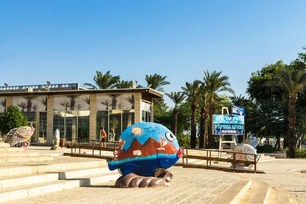 Eilat, İsrail - 7 Kasım 2017: Deniz, dağlar, güneş ve martılar, cityscape, Eilat, İsrail çerçevede Kent Müzesi yakınındaki boyalı ile parlak renklerde balık şeklinde pitoresk heykel 