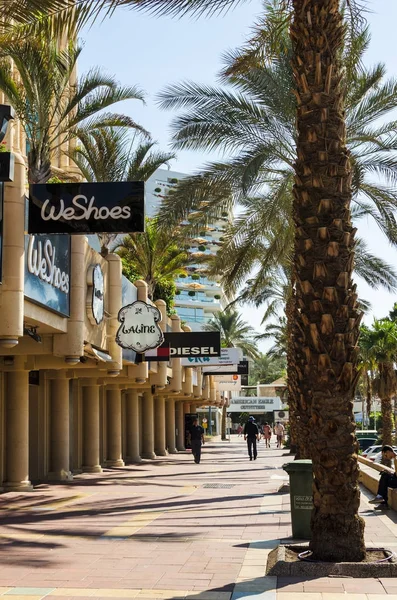 Eilat, İsrail 7 Kasım 2017: turist, palmiye ağaçları, mağazalar ve oteller mavi gökyüzü, Eilat, İsrail karşı yürüyüş ile seramik zemin ile döşeli şehir promenade. Seyahat ve Turizm kavramı 