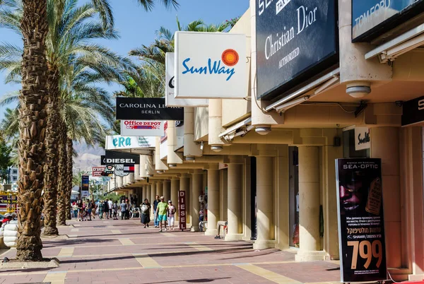 Eilat, İsrail 7 Kasım 2017: şehir promenade, turistler, palmiye ağaçları, mağazalar ve oteller mavi gökyüzü karşı Eilat, İsrail yürüme mesafesi, girmeden. Seyahat ve Turizm kavramı 