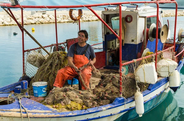 Katakolo Greece October 2017 Greek Fisherman Cleans Net Fishing Sitting — Stock Photo, Image