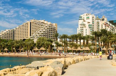Eilat, İsrail 7 Kasım 2017: Panoramik Merkezi beach, Eilat, Eilat - güneydeki liman ve ünlü tatil şehir İsrail tarih