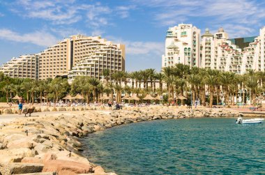 Eilat, İsrail 7 Kasım 2017: Panoramik Merkezi beach, Eilat - ünlü tatil ve eğlence şehir İsrail tarih