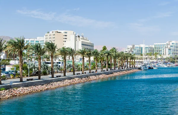 Eilat, İsrail 7 Kasım 2017: parklarla, modern otel kompleksleri, avuç içi, kafeler, restoranlar ve alışveriş merkezleri ile marina girişine. Eilat - ünlü tatil ve eğlence İsrail şehirde
