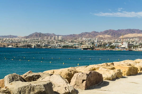 Eilat, İsrail 7 Kasım 2017: şehir panoramik görünüm Eilat, kentsel beyaz binalar ve dağ zirveleri, Eilat, İsrail arka plan üzerinde. Seyahat ve Turizm kavramı 