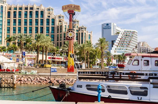 Eilat, İsrail 7 Kasım 2017: parklarla, modern otel kompleksleri, avuç içi, tekneler, kafeler, restoranlar ve alışveriş merkezleri ile marina girişine. Eilat - ünlü tatil ve eğlence İsrail şehirde