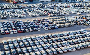 Eilat, İsrail 7 Kasım 2017: üstten görünüm satır Satılık, düz hat kargo liman, Eilat, İsrail ayakta yeni araçların. Eilat - Red Sea, Gulf of Akabe çıkmak için Hint Okyanusu ile kuzey ucunda bağlantı noktası