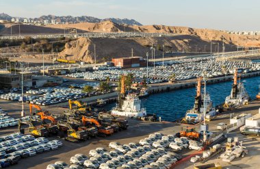 Eilat, İsrail 7 Kasım 2017: üstten görünüm satır Satılık, düz hat kargo liman, Eilat, İsrail ayakta yeni araçların. Eilat - Red Sea, Gulf of Akabe çıkmak için Hint Okyanusu ile kuzey ucunda bağlantı noktası