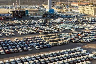 Eilat, İsrail 7 Kasım 2017: üstten görünüm satır Satılık, düz hat kargo liman, Eilat, İsrail ayakta yeni araçların. Eilat - Red Sea, Gulf of Akabe çıkmak için Hint Okyanusu ile kuzey ucunda bağlantı noktası