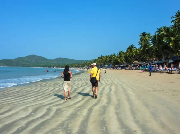 Goa Índia Fevereiro 2011 Casal Turistas Caminhando Pela Praia Palolem — Fotografia de Stock