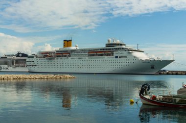 Katakolo, Yunanistan - 31 Ekim 2017: bağlantı noktası Katakalon ankraj Kosta Neoclassica yolcu gemisi harabe bir Olympia ziyaret turistler alarak: doğum yeri Olimpiyat Oyunları, Yunanistan