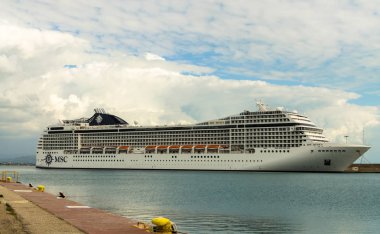 Katakolo, Yunanistan - 31 Ekim 2017: bağlantı noktası Katakalon harabe bir Olympia ziyaret alarak turistler ankraj Msc Musica yolcu gemilerine: doğum yeri Olimpiyat Oyunları, Yunanistan