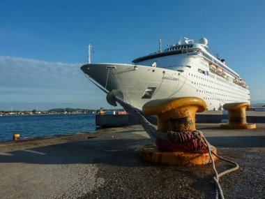 Katakolo, Yunanistan - 31 Ekim 2017: bağlantı noktası Katakalon ankraj Kosta Neoclassica yolcu gemisi harabe bir Olympia ziyaret turistler alarak: doğum yeri Olimpiyat Oyunları, Yunanistan