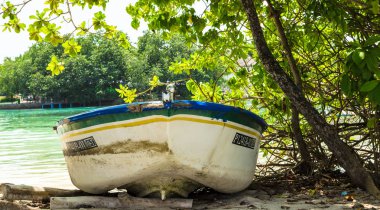 Huraa, Maldivler - 19 Kasım 2017: Yakın çekim-tropik bir ada, sahilde yalan Kaafu Atoll, Kuda Huraa Adası, Maldiv eski bir balıkçı teknesi. Tatil hedef