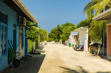 Küçük tropik Merkezi caddelerinden biri ada Huraa, tek katlı evler ve uzun palmiye ağaçları, Kaafu Atoll, Kuda Huraa ada, Maldivler Hint Okyanusu'na bakan