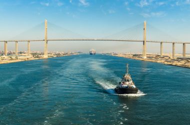 Arka planda - Süveyş kanalı Köprüsü, olarak da bilinen Al Salam köprü, Süveyş kanalı, Mısır Süveyş kanalı geçen Maersk line kargo gemi konteyner gemisi ile gemi konvoyu Süveyş kanalı, Mısır - 5 Kasım 2017: