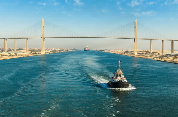 Arka planda - Süveyş kanalı Köprüsü, olarak da bilinen Al Salam köprü, Süveyş kanalı, Mısır Süveyş kanalı geçen Maersk line kargo gemi konteyner gemisi ile gemi konvoyu Süveyş kanalı, Mısır - 5 Kasım 2017: