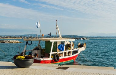 Katakolo, Yunanistan - 31 Ekim 2017: Geleneksel renkli ahşap balıkçı tekneleri Harbor Katakolo (Olimpia), Yunanistan. Tatil hedef
