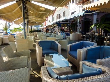 Katakolo, Yunanistan - 31 Ekim 2017: kafe ve dükkan Katakolo, İyon Denizi boyunca sokakta yer. Katakolo Olympia, Yunanistan kapıdır. Seyahat ve Turizm kavramı