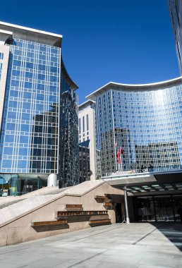 Beijing, Çin 15 Ekim 2013: Modern ofis binaları Pekin Merkezi karşı parlak mavi gökyüzü güneşli havalarda, Beijing, Çin.