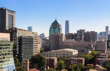 Beijing, Çin 15 Ekim 2013: Panoramik manzarasına karşı parlak mavi gökyüzü, Beijing, Çin Pekin merkezi alanında düşük konut binalarının ve gökdelenlerin.