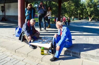 Beijing, Çin 15 Ekim 2013: Yaşlı adamlar Çinli satranç denilen Xiangqi central Park'ta cennet Tapınağı, Pekin, Çin. Satranç popüler strateji oyununu Çin biridir