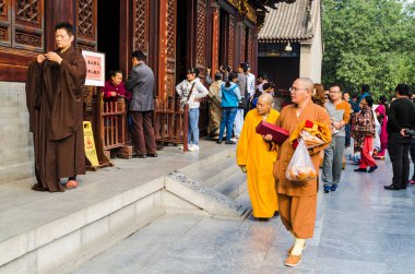 Xian, Çin - 17 Ekim 2013: Rahipler de geleneksel elbiselere dev Vahşi kaz Pagodası, Xi'an, Shaanxi Eyaleti, Çin.
