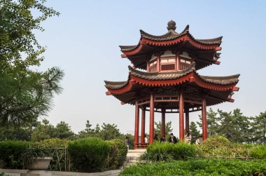 Xian, Çin - 17 Ekim 2013: Budist pagoda Güney Xian içinde (Sian, Xi'an), Shaanxi Eyaleti, Çin bulunan dev Vahşi kaz Pagodası toprakları üzerinde