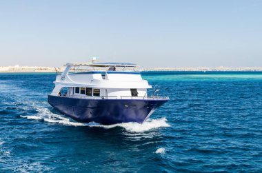 Hurgada, Mısır - 21 Ocak 2017: Kızıldeniz parlak mavi gökyüzü karşı Bay üç Yatlar demirli. Dalış turistler, Mısır bekleyen Yatlar. Seyahat ve Turizm kavramı