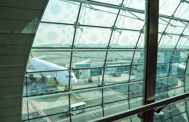 Dubai Havaalanı'na, Birleşik Arap Emirlikleri - 12 Ekim 2013: Uluslararası Havaalanı, Dubai, Birleşik Arap Emirlikleri Dubai Havalimanı İç, uçakları Airbus A340 Emirlikleri konusunda penceresinden görünümü demirledi 