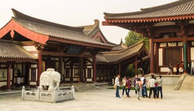 Xian, Çin - 17 Ekim 2013: Güney Xian içinde (Sian, Xi'an), Shaanxi Eyaleti, Çin bulunan dev Vahşi kaz Pagodası topraklarında Budist pagodadan gelen turist