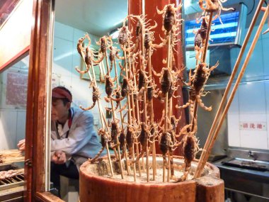 Beijing, Çin - 13 Ekim 2013: Seçici odak - mini Satılık sopa üzerinde kızarmış akrepler pazarı, Wangfujing Snack Street, turistler ve yerel, Beijing, Çin için yer alışveriş popüler