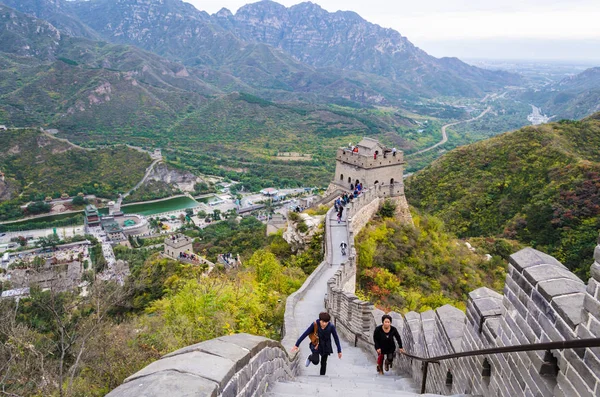 Beijing, Çin 14 Ekim 2013: Çin Seddi Beijing yakınındaki gelen turist. Çin Seddi, dünyanın en büyük harikasından biri 1987 yılında Unesco tarafından dünya mirası listelenmiştir