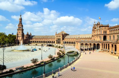 Sevilla, İspanya - 11 Ekim 2016: Turist İspanya 1928 tarihinde inşa kare (Plaza de Espana), Sevilla, İspanya, öyle bir Rönesans ve Mağribi stilleri karıştırma Bölgesellik Mimarlık örneği.
